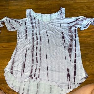 A lightweight tee shirt w/ shoulder cutouts.